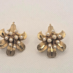 Awesome Vintage BSK Flower Earrings Gold Tone Clip On Small White Faux Pearls